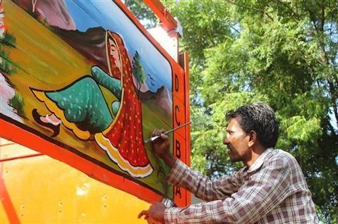 Truck Art in India: A motley of colors ArtZolo.com