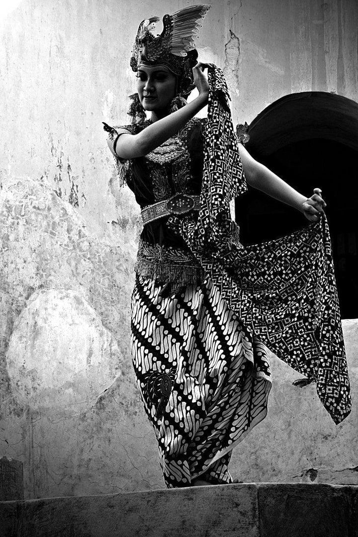 Gambyong Dancer Potrait Photography by Rahmat Nugroho | ArtZolo.com